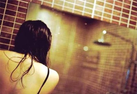 Bắt kẻ quay lén cô chủ tiệm cắt tóc đang tắm rồi tống tiền
