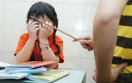 Bắt tạm giam người mẹ nghi đánh chết con thơ 3 tuổi