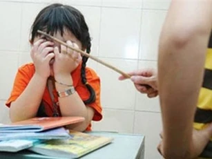 Bắt tạm giam người mẹ nghi đánh chết con thơ 3 tuổi