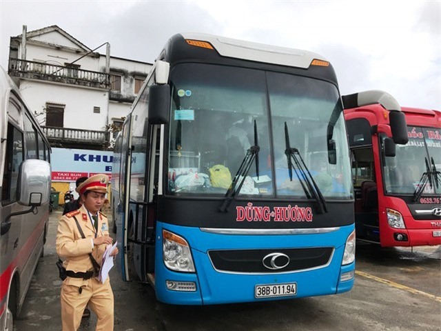 Bắt xe khách giường nằm 46 chỗ nhồi nhét 60 khách