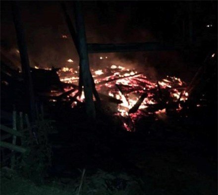 Bố mẹ không cho lấy xe đi chơi, con trai phóng hỏa đốt nhà