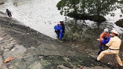  CSGT cùng người dân lao xuống nước cứu 2 mẹ con gặp nạn