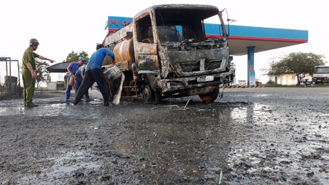 Tài xế liều mình lái xe chở xăng đang bốc cháy ra khỏi cây xăng