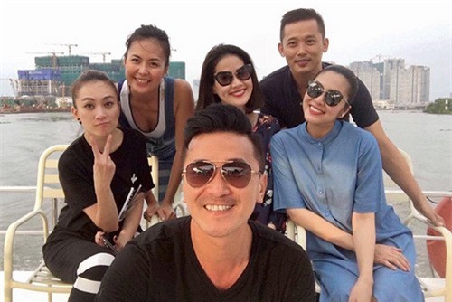 Tăng Thanh Hà "bụng mang dạ chửa" du xuân cùng chồng