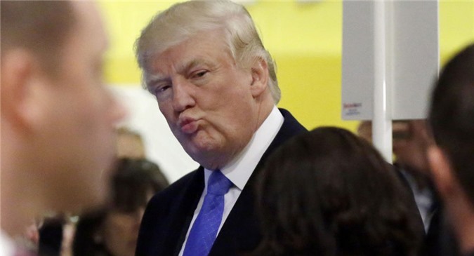 Tổng thống Trump đang theo dõi những ai?