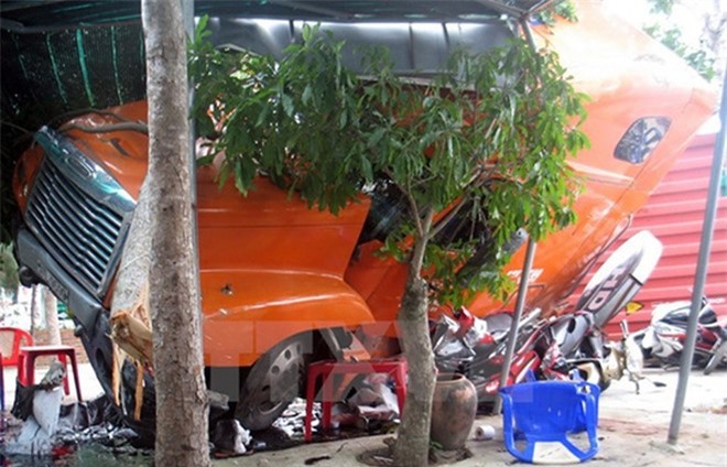 Tránh xe máy, xe container mất lái lao vào quán cà phê