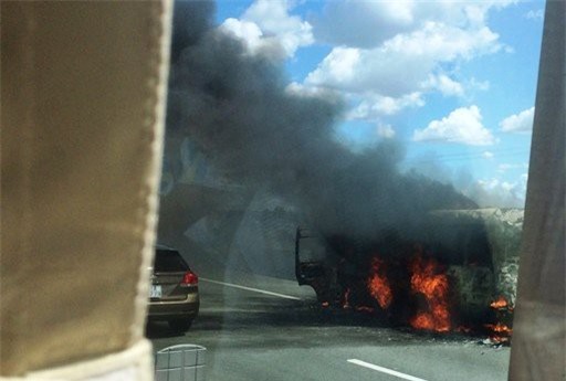 Xe khách đang chạy bất ngờ bốc cháy dữ dội trên cao tốc