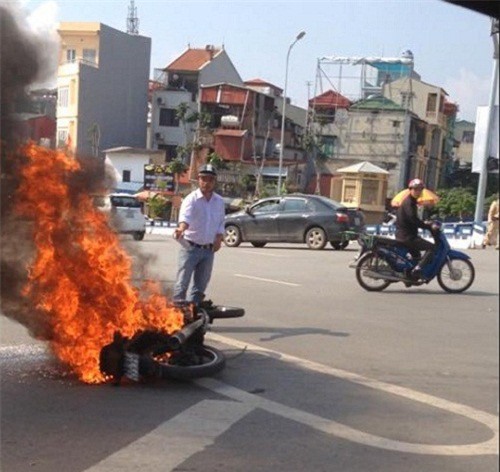 Xe máy bốc cháy trơ khung giữa phố Hà Nội 