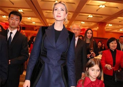 Con gái 5 tuổi làm thông dịch tiếng Trung cho Ivanka Trump