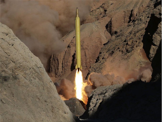 Iran đe dọa giáng "tên lửa xuống đầu kẻ thù"
