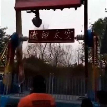 Khoảnh khắc kinh hoàng cô gái bay khỏi đu quay công viên