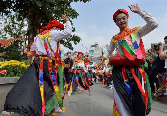 Trai làng Triều Khúc má hồng mặc váy múa bồng cổ