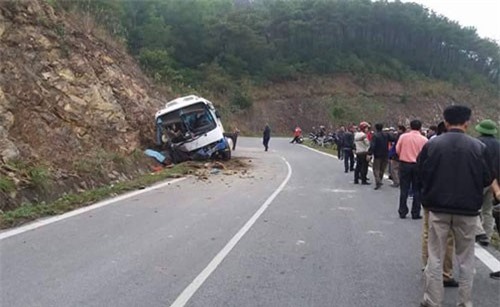 Xe khách đi lễ đâm vào vách núi, nhiều người thương vong
