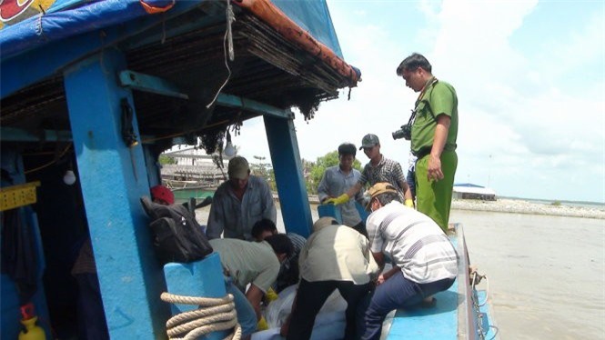 "Bà hỏa" thiêu rụi hầm máy tàu cá khiến 2 người thương vong