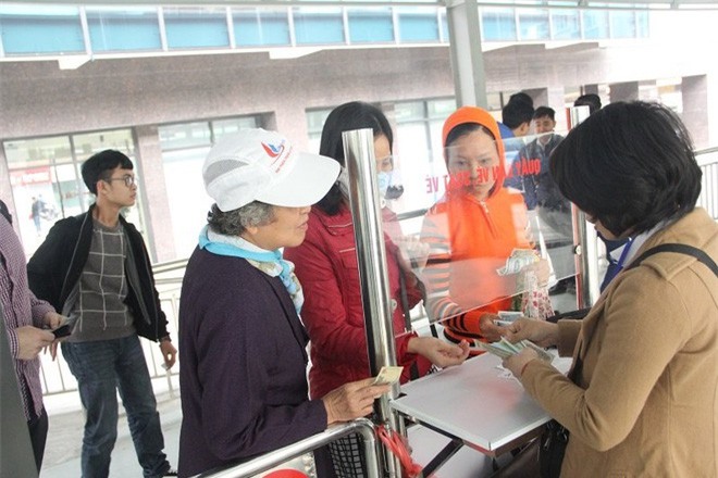 Buýt nhanh BRT thu phí 7.000 đồng/lượt vẫn đông khách