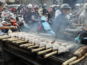 Cá lóc nướng hút khách ngày vía Thần Tài
