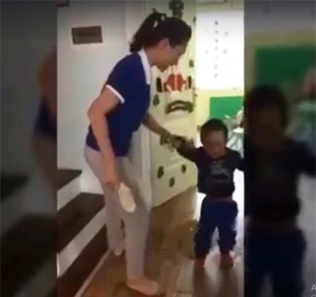Có thể tước giấy phép trường mầm non vụ cô giáo dùng dép đánh vào đầu trẻ