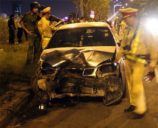 Đà Nẵng: Ô tô tông hàng loạt xe máy, 4 người bị thương 