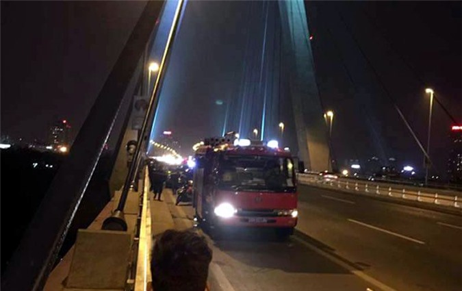 Đi vệ sinh trên cầu Nhật Tân, người đàn ông rơi xuống sông mất tích