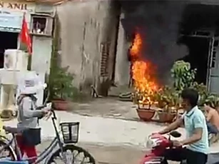 Giận vợ, chồng say rượu mang 2 xe máy ra đốt cháy