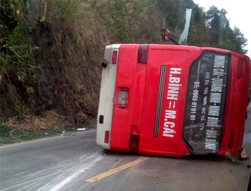 Mất phanh, tài xế nhanh trí đánh xe đâm vào vách núi