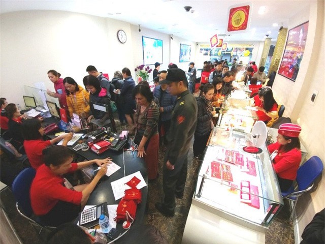 Ngày thần Tài: Người Hà Nội, Sài Gòn đến sớm mua vàng