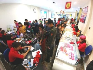 Ngày thần Tài: Người Hà Nội, Sài Gòn đến sớm mua vàng