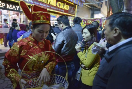 Người dân đổ xô đi mua vàng cầu may ngày vía Thần Tài