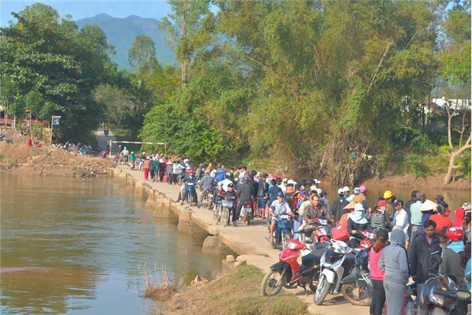 Tìm thấy thi thể người vợ nhảy cầu tự tử vì giận chồng