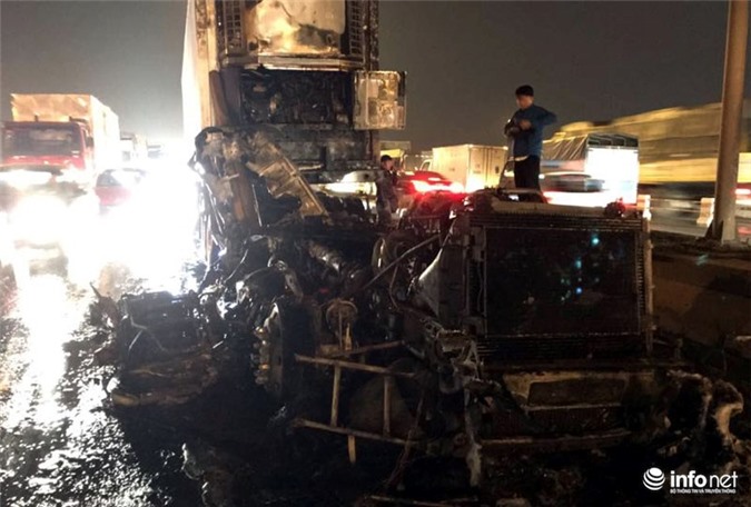 Container cháy trơ khung, cầu Thanh Trì ùn tắc nghiêm trọng