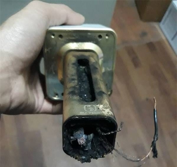 Sốc: Mic karaoke cầm tay phát nổ khi đang sạc