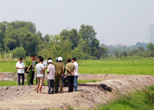Bàng hoàng thi thể người đàn ông cháy đen cạnh xe máy