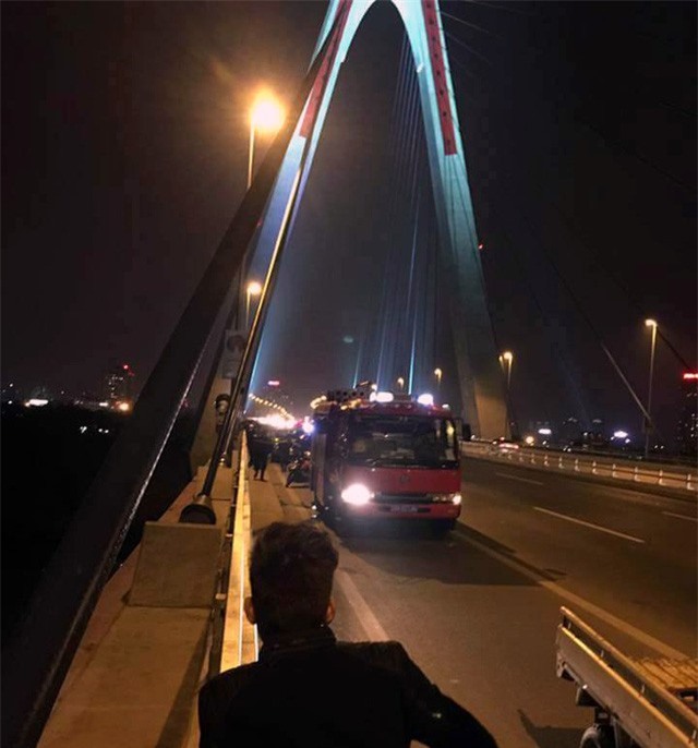 Thanh niên rơi xuống cầu Nhật Tân khi đi vệ sinh: Đã tìm thấy thi thể