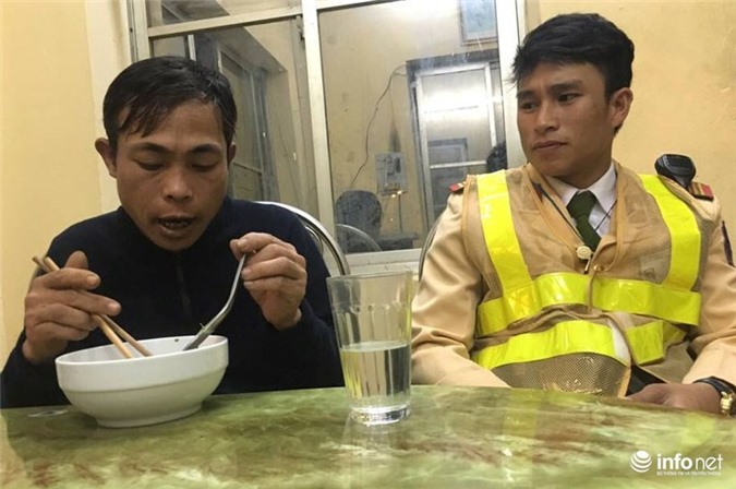 Đi bộ từ Yên Bái về Hà Nội, phụ hồ may mắn được CSGT giúp đỡ