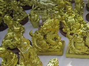 Giám đốc người Nhật buôn lậu 7 pho tượng vàng qua sân bay