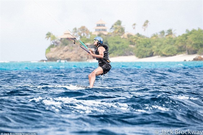 Ông Obama trổ tài lướt ván diều chuyên nghiệp