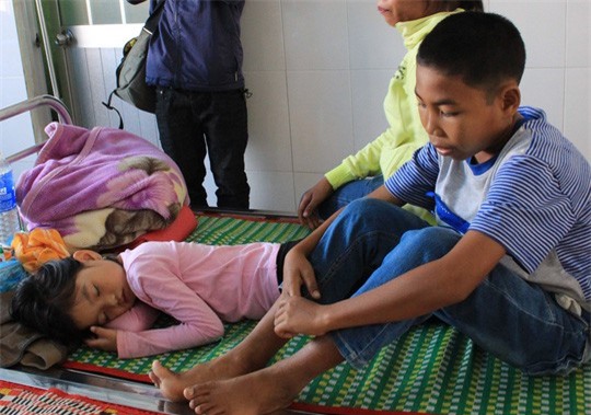 Sau bữa tối, 16 người nhập viện nghi ngộ độc thực phẩm