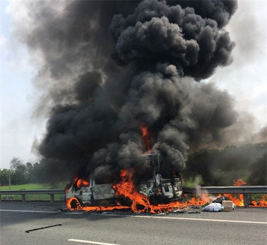 Xe khách bốc cháy ngùn ngụt trên cao tốc TP. HCM - Trung Lương