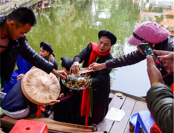 Cảnh ngửa nón nhận tiền vẫn diễn ra ở hội Lim