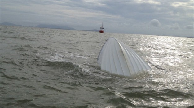 Canô chìm giữa biển Kiên Giang, 14 người may mắn thoát chết