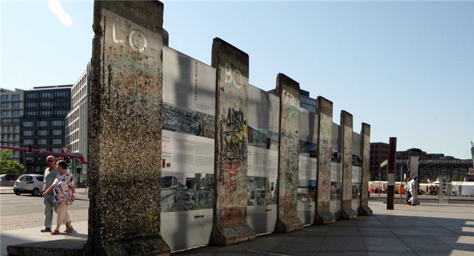 Đức lên án nghị sĩ Ukraine "vẽ sơn" lên Bức tường Berlin  