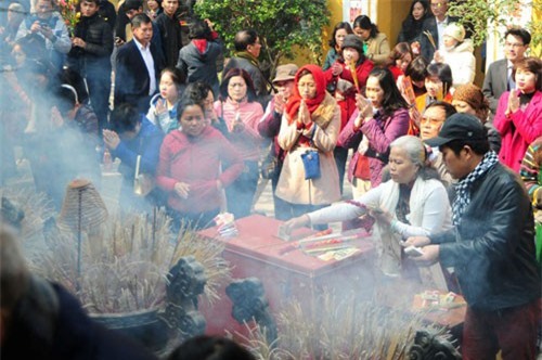 Kỷ luật, hạ bậc thi đua cán bộ BHXH đi lễ trong giờ làm việc