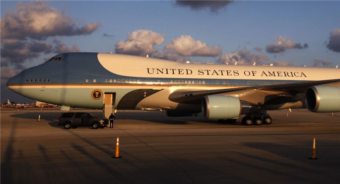 Máy bay tiếp cận nguy hiểm với "Không Lực Một" của Tổng thống Trump