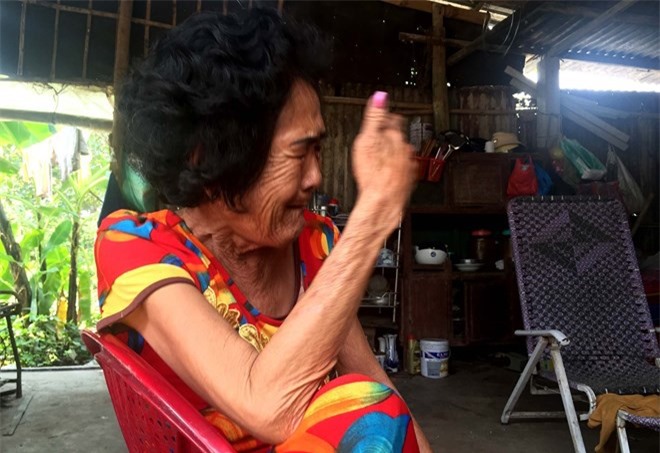 Thi thể cô gái trong bao tải: Nhói lòng cảnh mẹ già chờ con