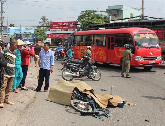 Tiền Giang: Cha tử vong, con trai nguy kịch sau tai nạn