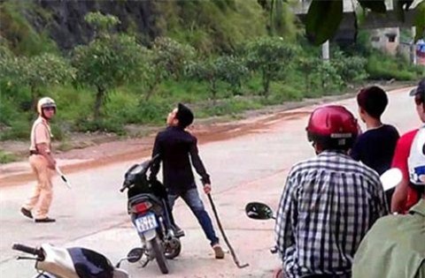 Vi phạm giao thông, người đàn ông đi ôtô cắn cảnh sát giao thông