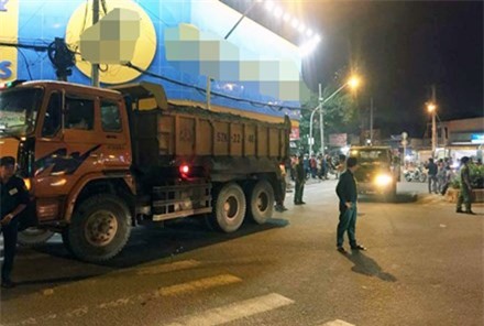 Xe ben cuốn 4 người cùng gia đình vào gầm, bé trai chết thảm