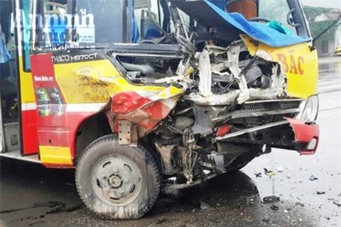 Xe buýt bung kính, nát đầu sau va chạm với xe tải