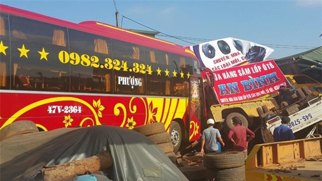 Xe cứu hộ đang kéo xe khách bất ngờ mất lái tông sập nhà dân