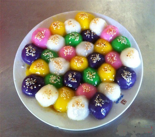 Bánh trôi, xôi ngũ sắc "được lòng" chị em ngày rằm tháng Giêng